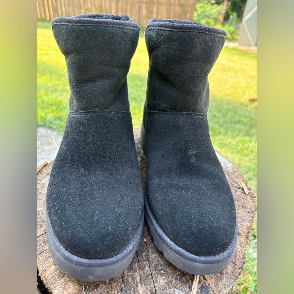 Women’s 7.5 UGG Black Suede Boots